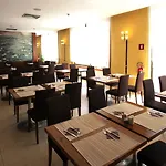 皮亚琴察费耶拉mh酒店 4* 皮亚琴察